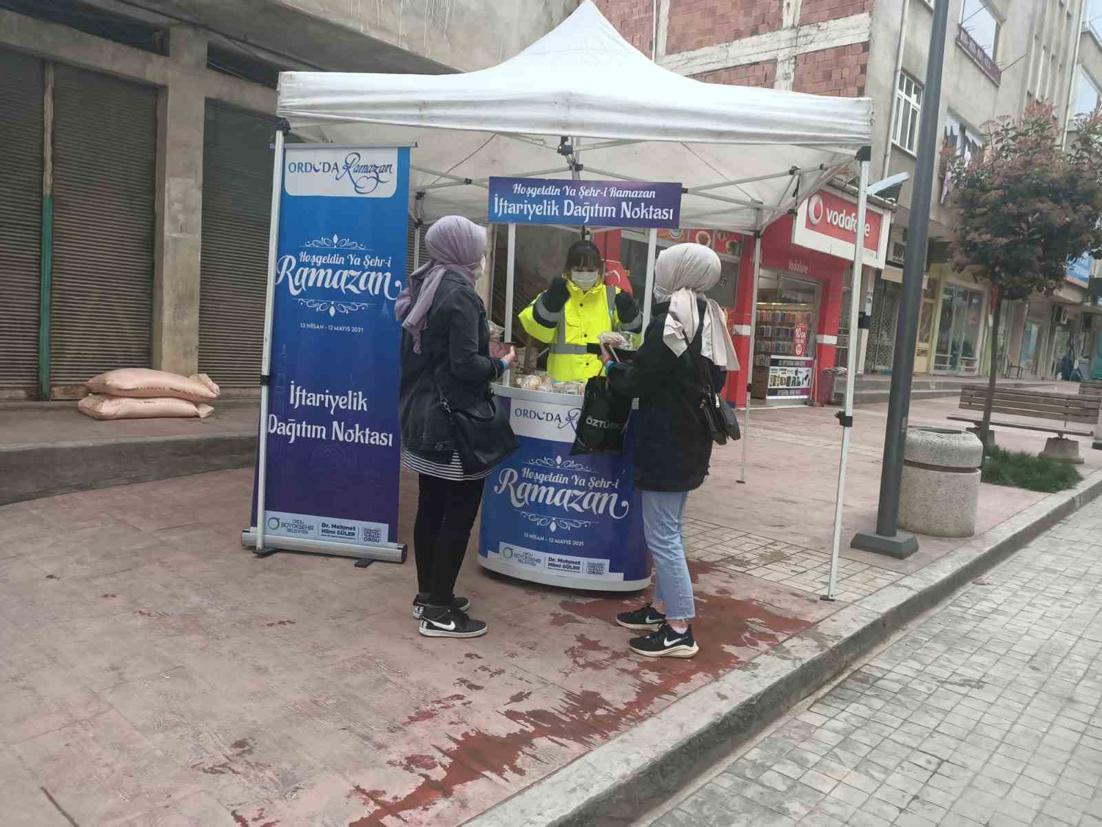 BÜYÜKŞEHİR HER GÜN BİR İLÇEDE İFTAR STANDI KURUYOR